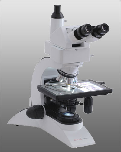 Microscope de routine pour laboratoires